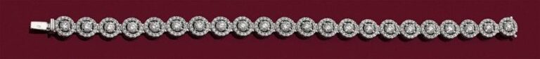 BRACELET en or gris (750 millièmes) ajouré à motifs circulaires serti de diamants taille brillant dont 22 plus important