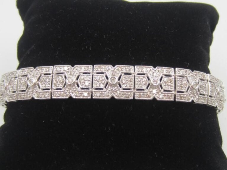 BRACELET en or gris (750 millièmes) ajouré à motifs géométriques sertis de diamants taille brillan