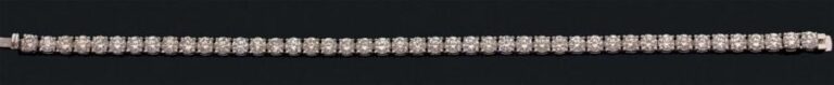 BRACELET en or gris (750 millièmes) articulé serti d'une ligne de 45 diamants taille brillan