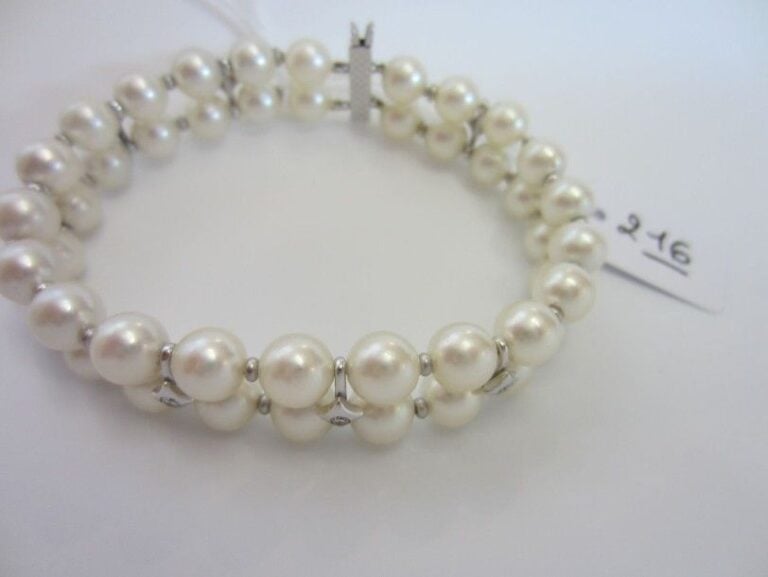 BRACELET en or gris (750 millièmes) composé de deux rangs de perles de culture blanches rehaussé de diamant