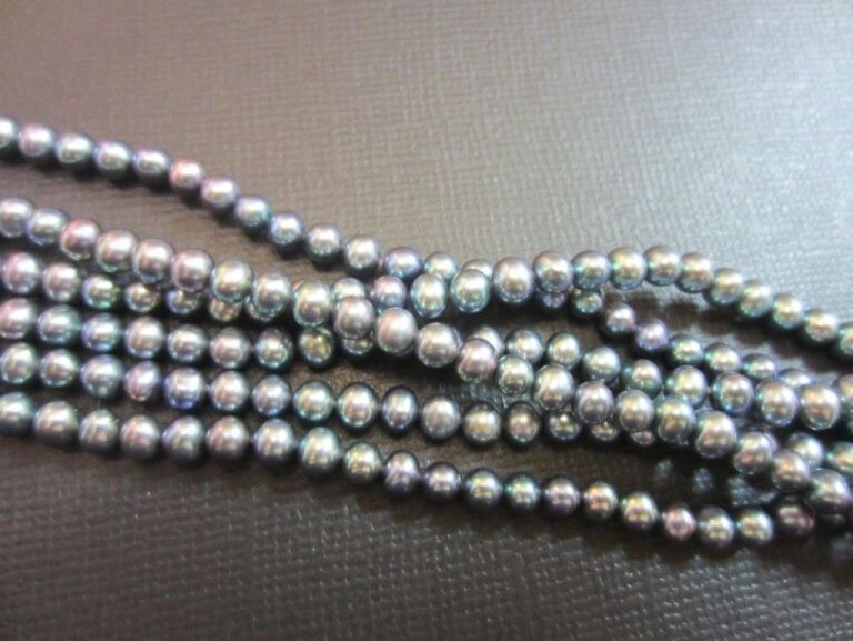 BRACELET en or gris (750 millièmes) composé de six rangs de petites perles de culture grises d'eau douc