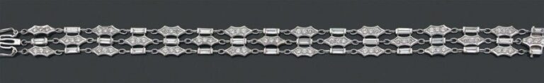 BRACELET en or gris (750 millièmes) composé de trois rangs de diamants baguettes alternés de diamants taille brillan