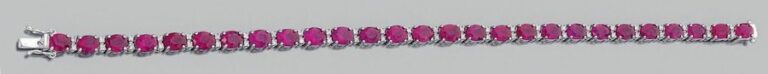 BRACELET en or gris (750 millièmes) serti d'un alignement de 27 rubis de forme ovale alternés de diamants taille brillan
