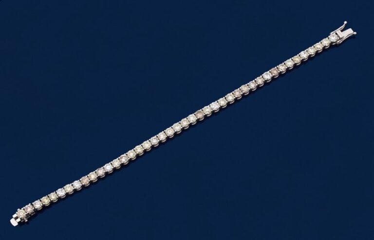 BRACELET en or gris (750 millièmes) serti d'un alignement de 42 diamants taille brillant blancs à brun