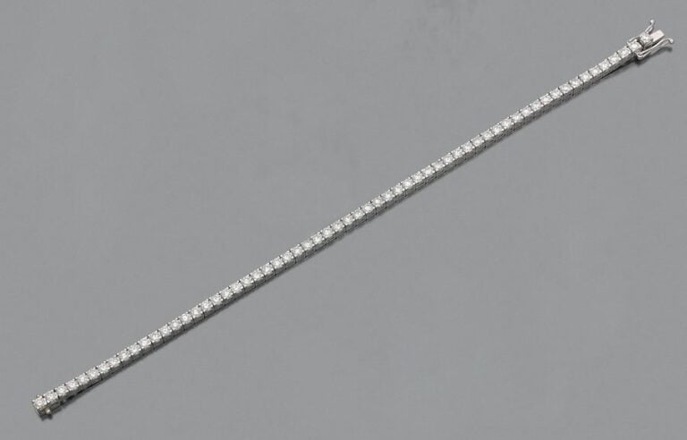 BRACELET en or gris (750 millièmes) serti d'un alignement de diamants taille brillant pesant 6,1 carats au tota
