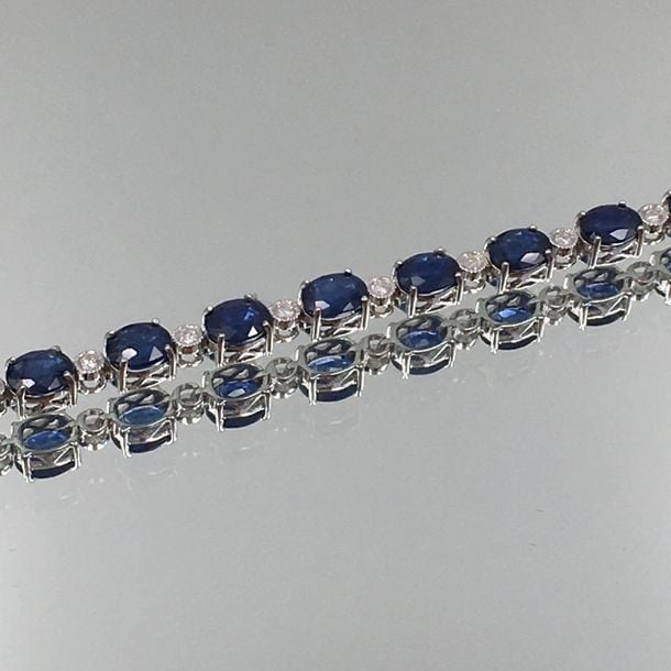 BRACELET en or gris (750 millièmes) serti d'un alignement de saphirs ovales alternés de diamant