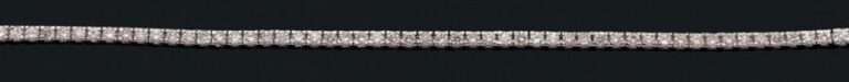 BRACELET en or gris (750 millièmes) serti d'une ligne de 54 diamants taille brillan