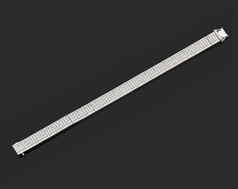 BRACELET en or gris (750 millièmes) serti de cinq alignements de diamants taille princess