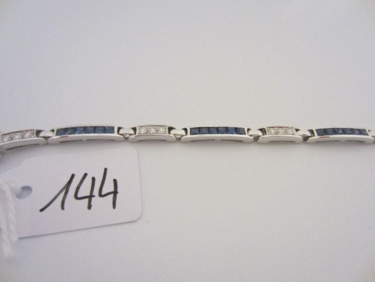 BRACELET en or gris (750 millièmes) serti de diamants et saphirs calibrés alterné