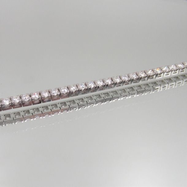 BRACELET en or gris (750 millièmes) serti d’un alignement de 58 diamants taille brillan