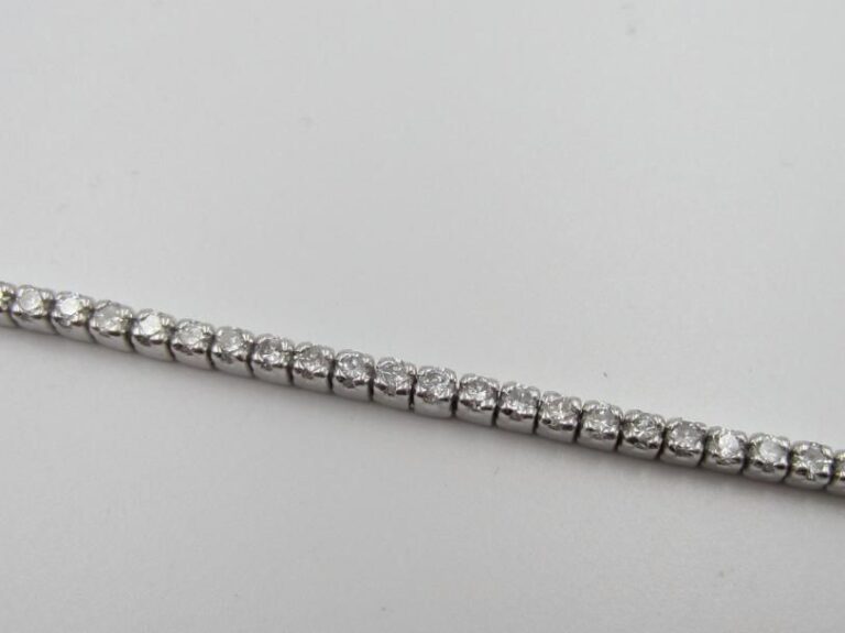 BRACELET en or gris (750 millièmes) serti d’un alignement de 60 diamants taille brillant        Poids diamants : 2,80 carats environ              Long        : 17 cm        Poids brut : 9,7 g