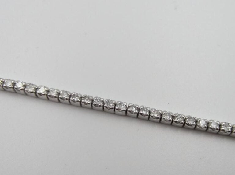 BRACELET en or gris (750 millièmes) serti d’un alignement de 60 diamants taille brillant        Poids diamants : 2,80 carats environ              Long        : 17 cm        Poids brut : 9,7 g