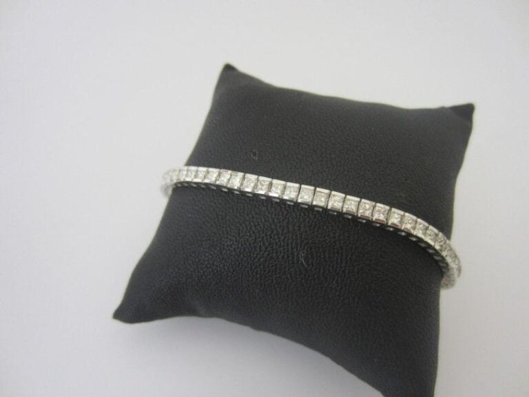 BRACELET en or gris (750 millièmes) serti d?une lignes de 72 diamants taille princess
