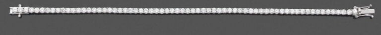 •BRACELET en or gris (750‰) serti d'un alignement de diamants taille brillan