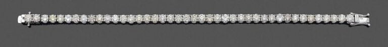 •BRACELET en or gris (750‰) serti de 42 diamants taille brillant blancs, jaunes et cognacs alterné