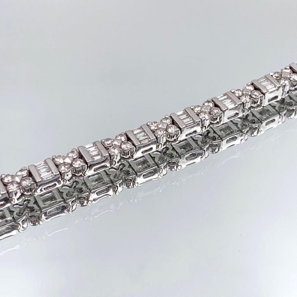 •BRACELET en or gris (750‰) serti de diamants taille brillant alternés de diamants baguette
