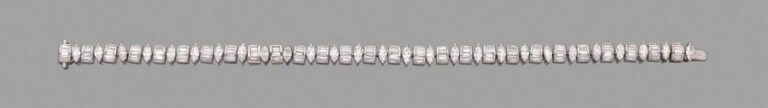 •BRACELET en or gris (750‰) serti de diamants taille navette alternés de diamants taeper
