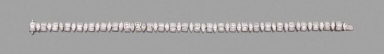 •BRACELET en or gris (750‰) serti de diamants taille navette alternés de diamants taeper