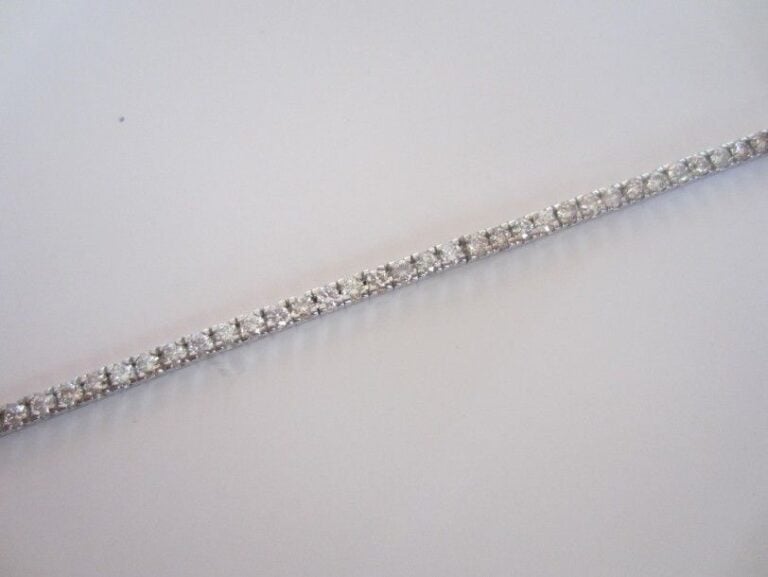 BRACELET en or gris 9 carats (375 millièmes) serti d?une ligne de petits diamants taille brillan