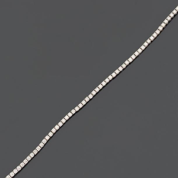 BRACELET en or gris articulé serti d'un alignement de diamants taille brillan