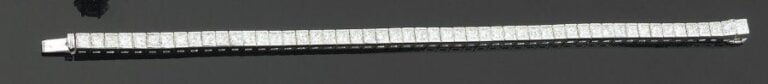BRACELET en or gris articulé serti de 52 diamants de taille princess