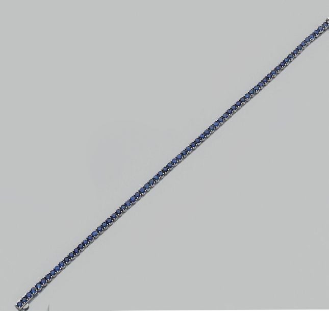 BRACELET en or gris et or noirci (750 millièmes) serti d'un alignement de 68 saphirs rond
