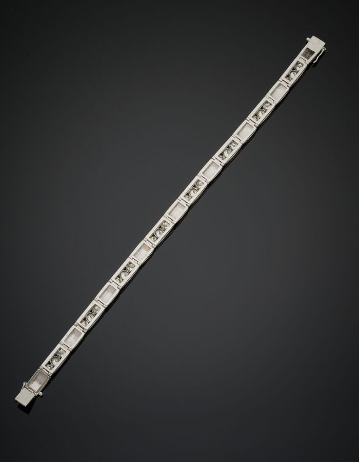 BRACELET en or gris rhodié (750‰) à maille « pont », serti de 24 diamants taill…