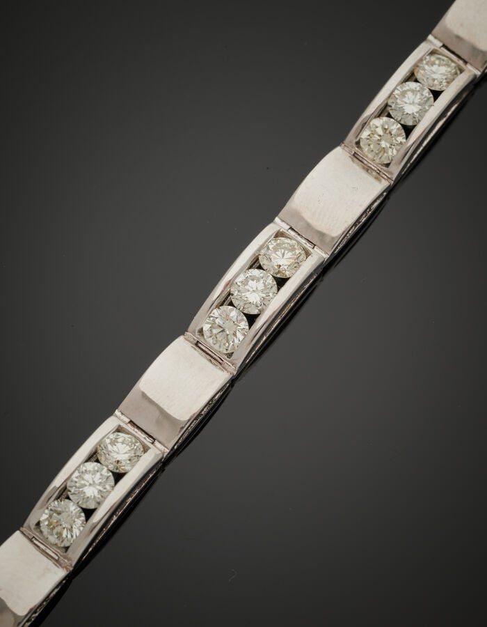BRACELET en or gris rhodié (750‰) à maille « pont », serti de 24 diamants taill…