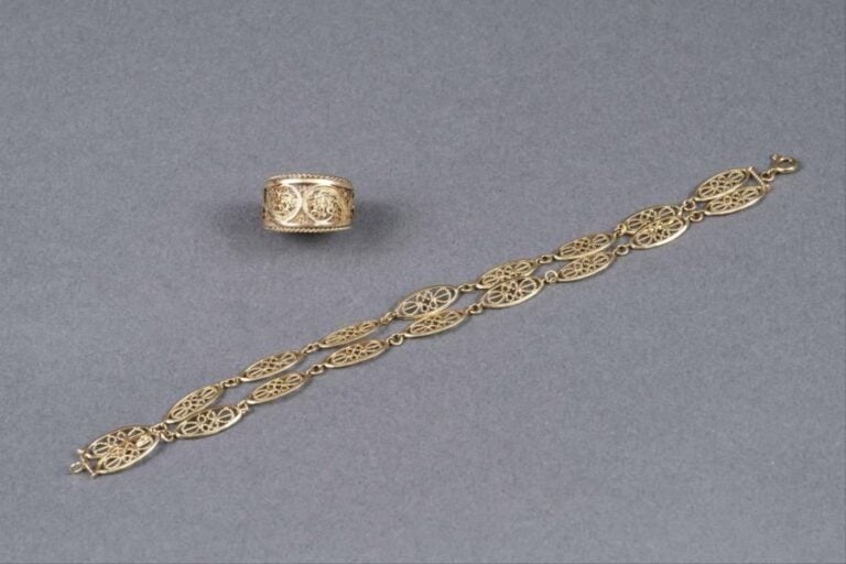 Bracelet en or jaune 18K (750%o) à maillons olive filigrané
