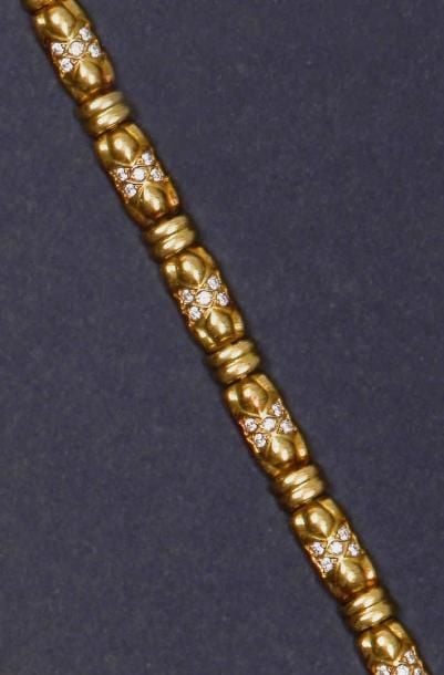 Bracelet en or jaune 18K (750%o) à motif de godrons sertis de diamants de taille brillan