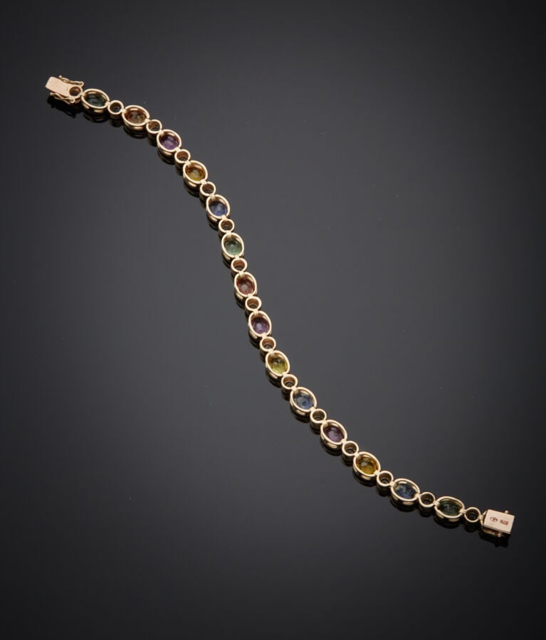 BRACELET en or jaune (375‰) 9 carats, articulé, serti de saphirs multicolores o…