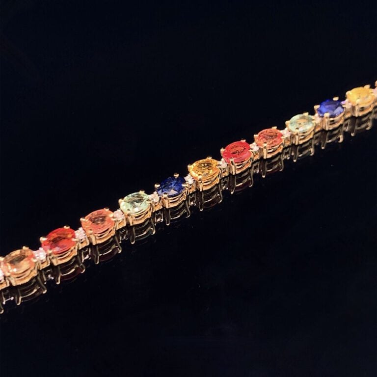 BRACELET en or jaune (585‰) 14 carats, serti de saphirs multicolores de forme o…
