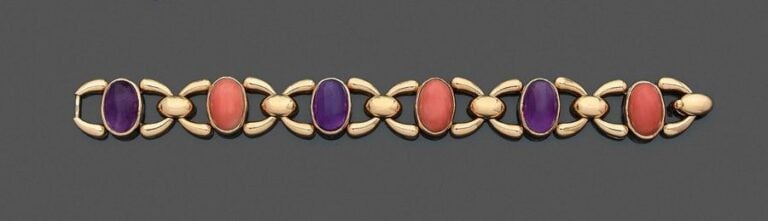 •BRACELET en or jaune (750‰) ajouré et articulé serti de cabochons d'améthystes et corail alterné
