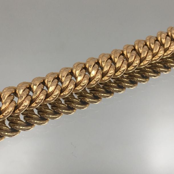 BRACELET en or jaune (750 millièmes) à maille anglaise partiellement ciselé