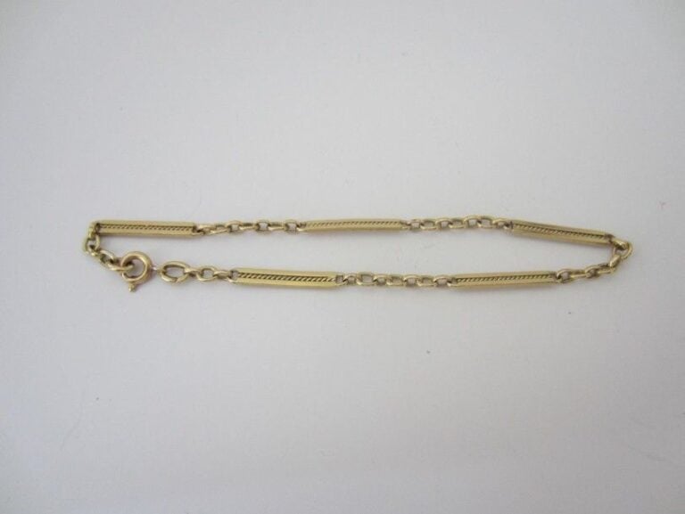 BRACELET en or jaune (750 millièmes) à maillons bâtonnets et motifs torsadé