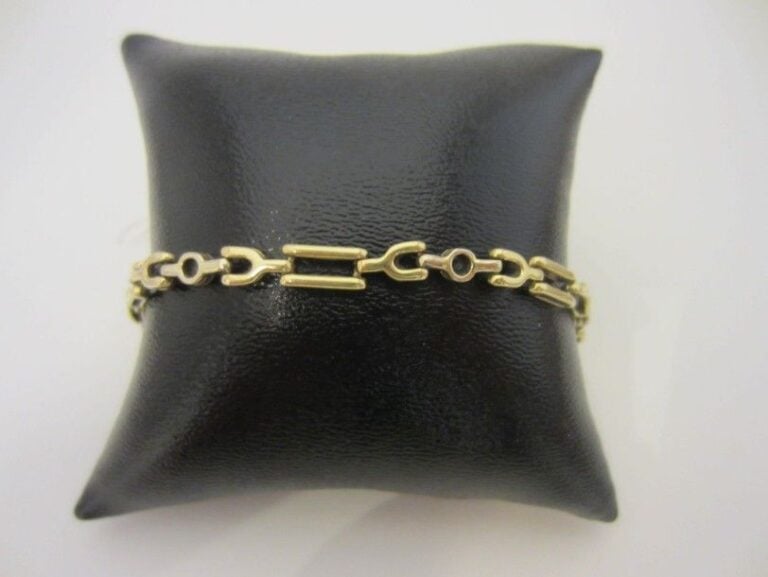 BRACELET en or jaune (750 millièmes) à maillons géométriques ajourés, alternés de diamants taille brillant en serti clos