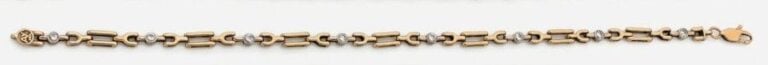 BRACELET en or jaune (750 millièmes) à maillons géométriques ajourés, alternés de diamants taille brillant en serti clo