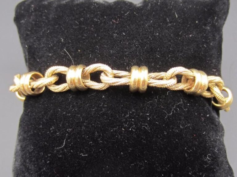 BRACELET en or jaune (750 millièmes) ajouré à motifs de corde rehaussés d’anneaux godronné