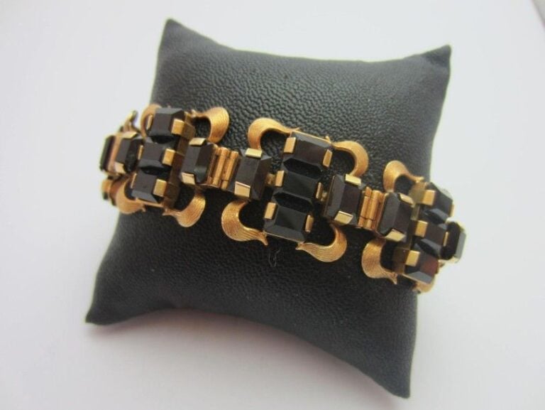 BRACELET en or jaune (750 millièmes) ajouré et ciselé serti d?onyx de forme rectangulair