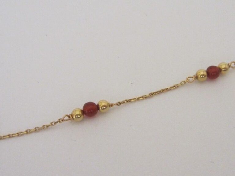 BRACELET en or jaune (750 millièmes) boulé et alterné de perles rouge