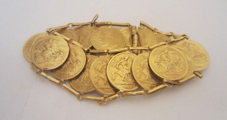 Bracelet en or jaune (750 millièmes) composé de 17 demi souverains en or et d'un demi souverain coupé en deu