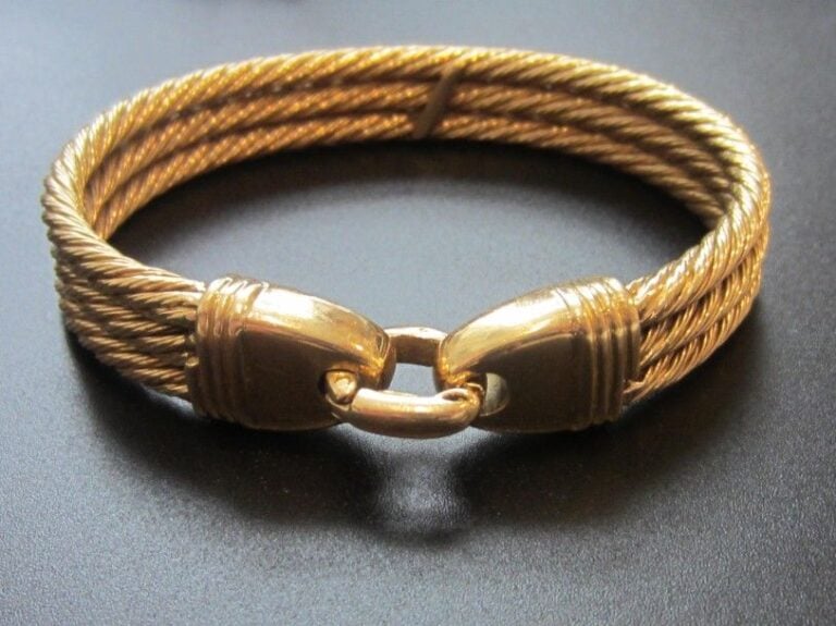 BRACELET en or jaune (750 millièmes) composé de trois «câbles» torsadé