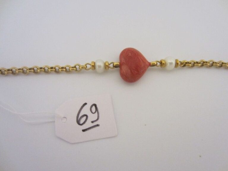 BRACELET en or jaune (750 millièmes) orné d'un motif de coeur rehaussé d'émail rouge épaulé de trois perles de culture blanche