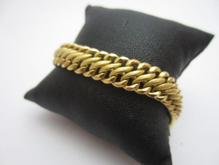 BRACELET en or jaune (750 millièmes) partiellement ciselé à maille anglais