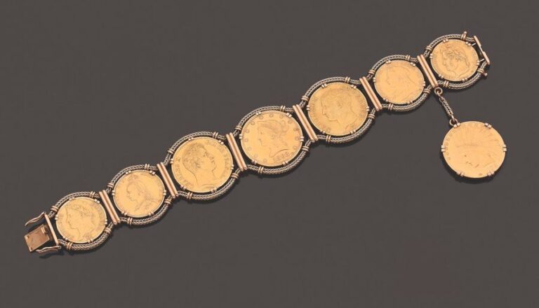 BRACELET en or jaune (750 millièmes) tressé, retenant huit pièces en or (mi
