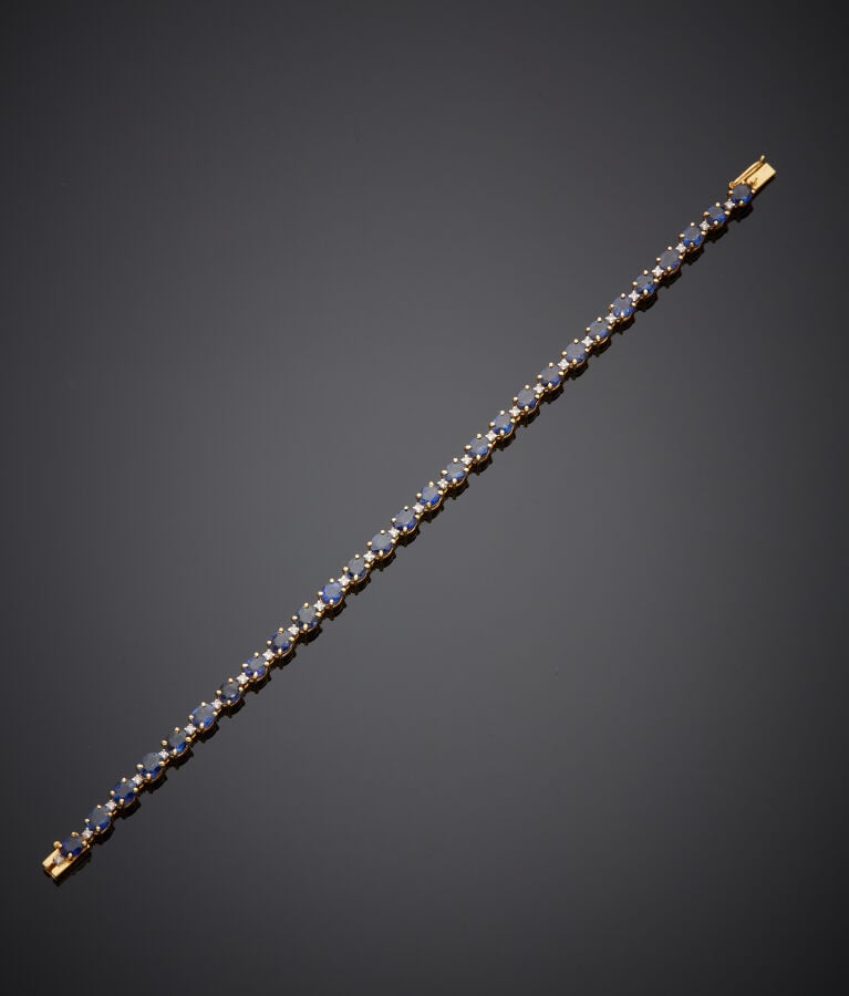 BRACELET en or jaune (750‰) serti de saphirs ovales, alternés de diamants taill…