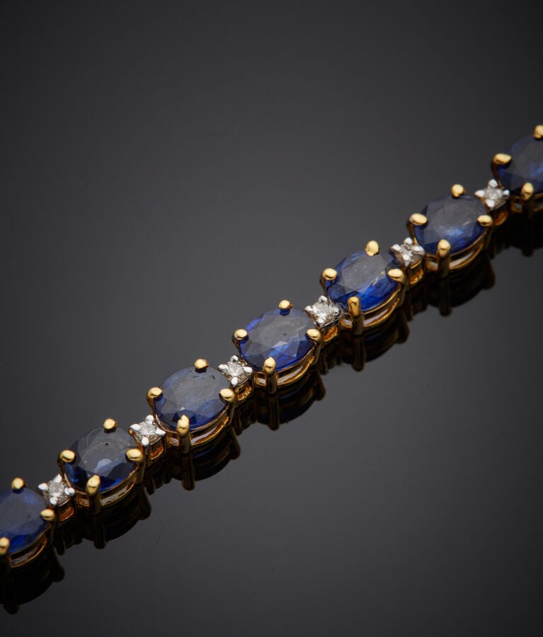 BRACELET en or jaune (750‰) serti de saphirs ovales, alternés de diamants taill…