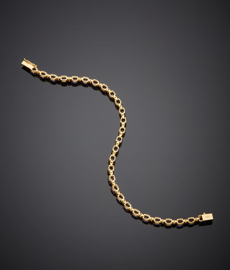 BRACELET en or jaune (750‰) serti de saphirs ovales, alternés de diamants taill…