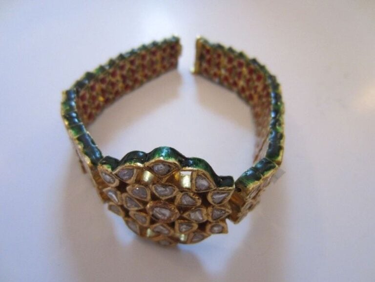 BRACELET en or jaune à motifs indiens «boteh» serti de diamants taillés en ros
