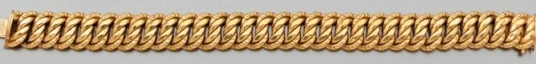 BRACELET en or jaune ajouré, maille américaine partiellement ciselé